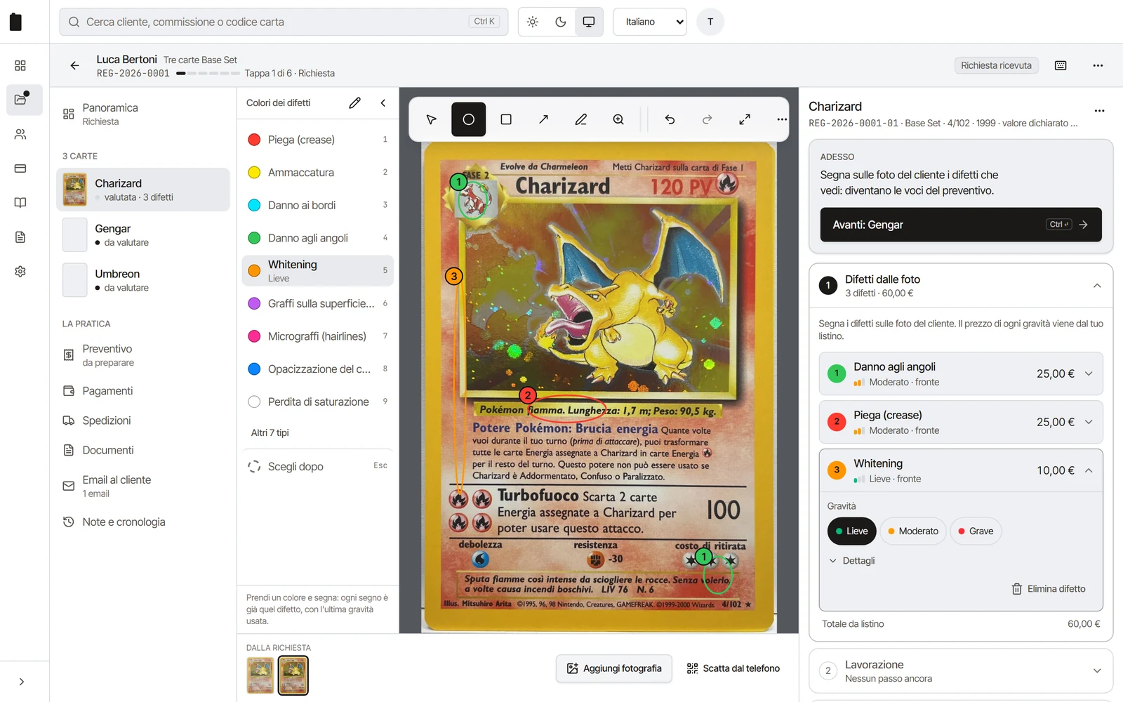 La ficha de una carta en Registro: la foto del Charizard con tres defectos rodeados y numerados, la paleta de colores y la lista de defectos con precio y gravedad