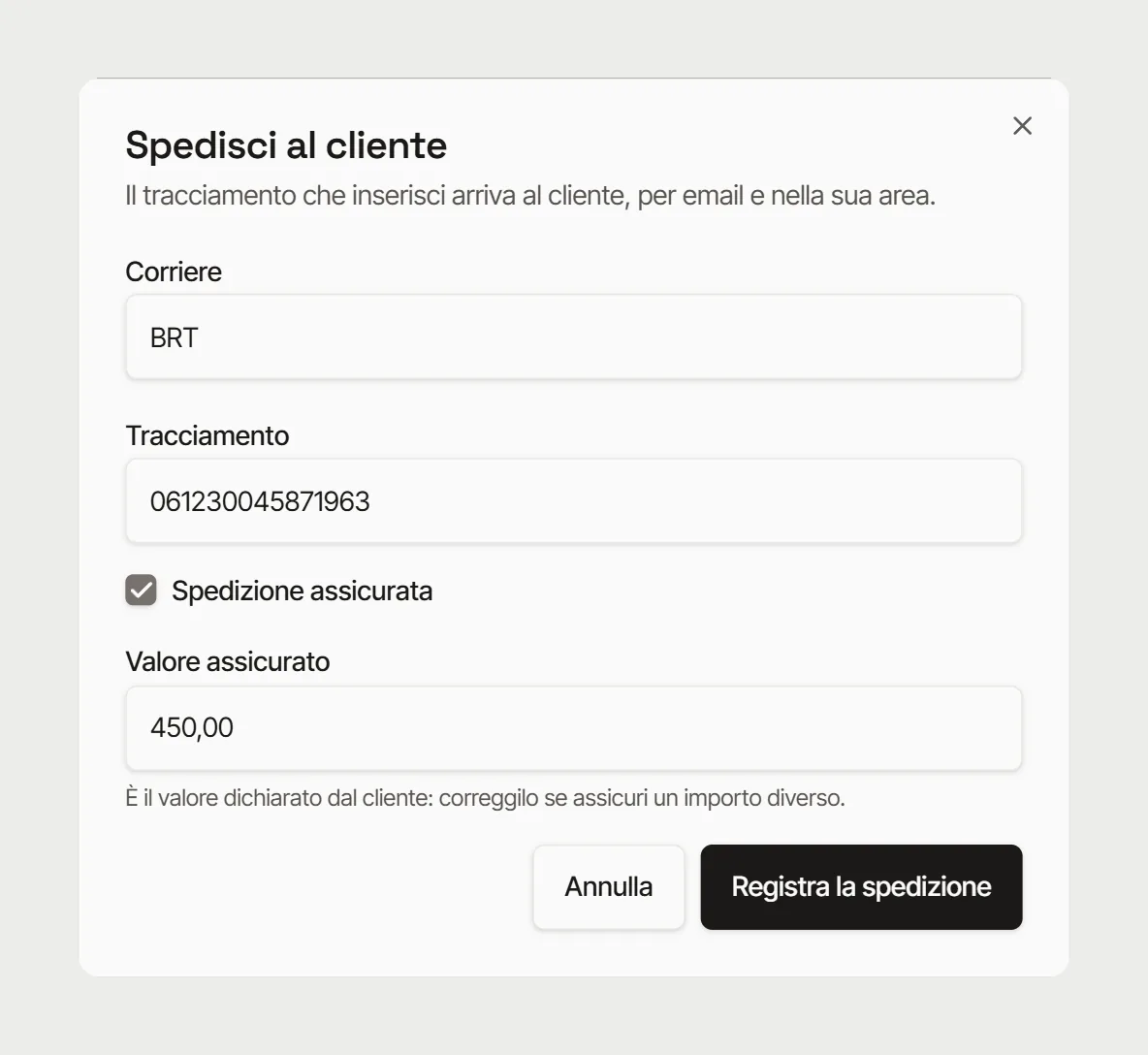 La fenêtre « Envoyer au client » de Registro : transporteur, numéro de suivi, envoi assuré et valeur assurée déjà remplie avec la valeur déclarée