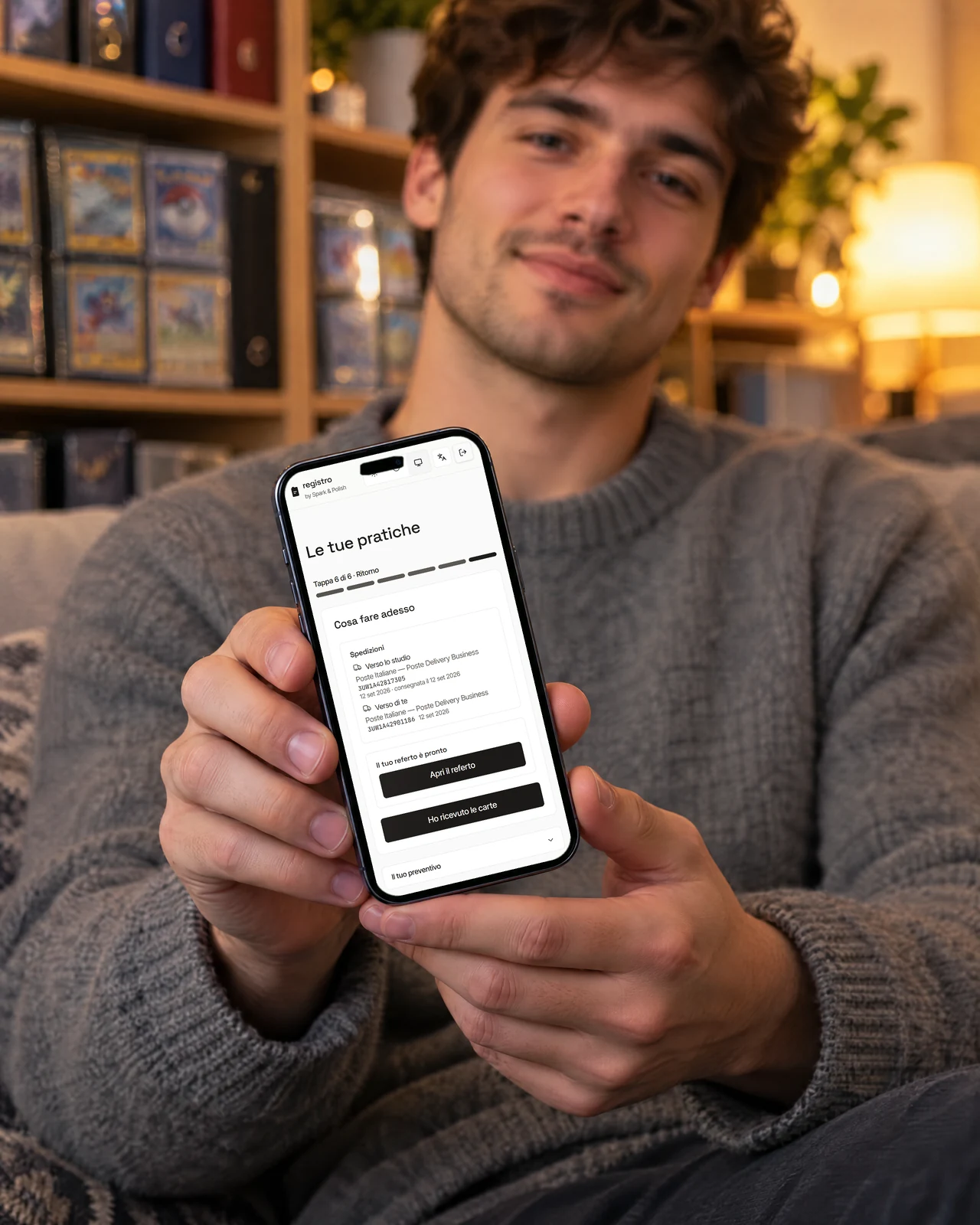 A collector at home shows his client area on the phone, with the status of his cards.