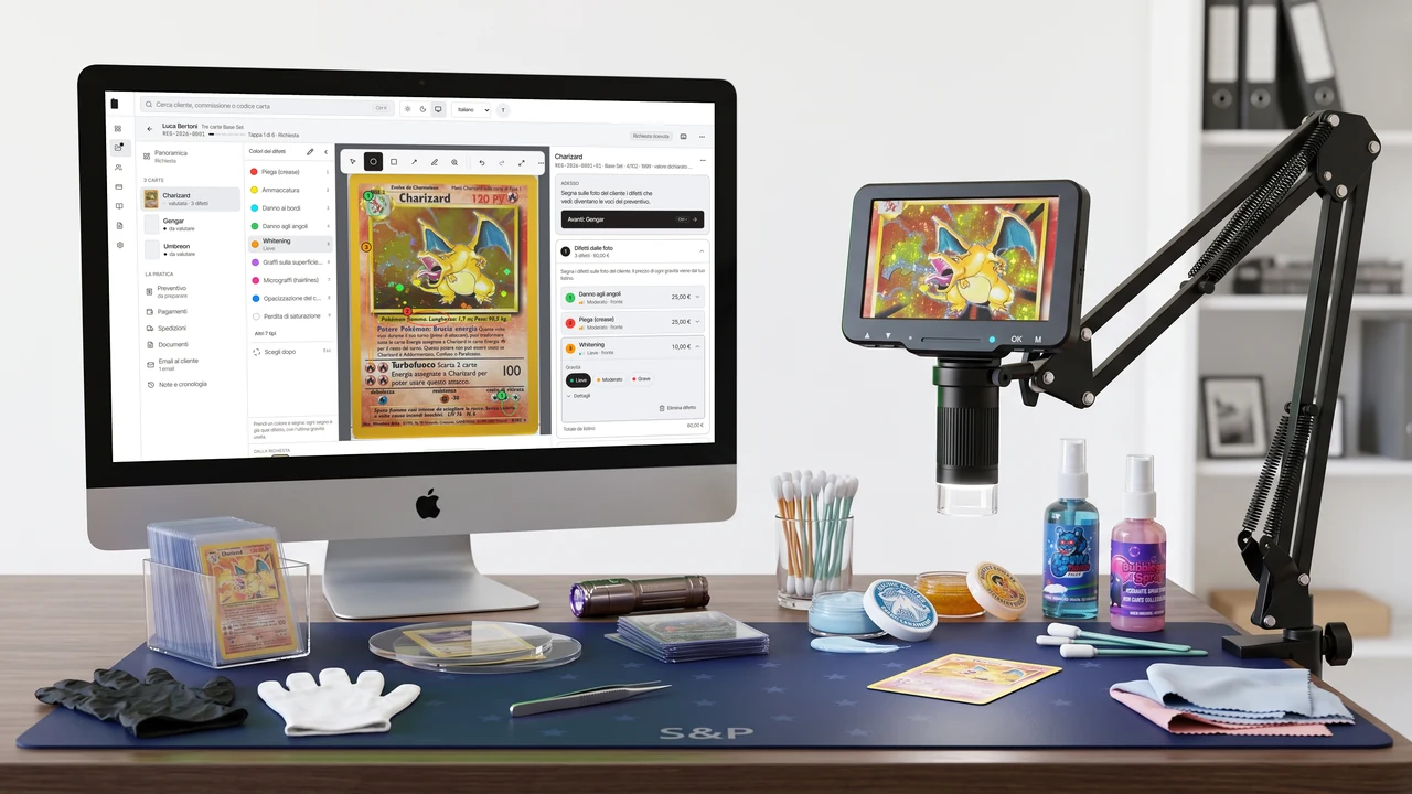 Una scrivania di restauro: sul monitor il banco di lavoro di Registro con i difetti segnati su un Charizard, accanto il microscopio digitale e i prodotti per il restauro.